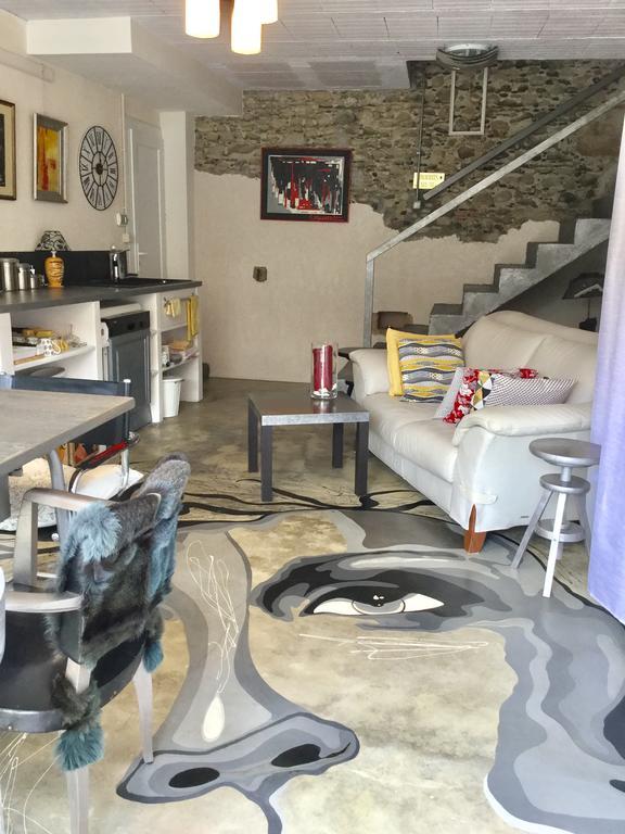 Loft Atypique Bed and Breakfast Villeneuve-de-Rivière Exteriör bild