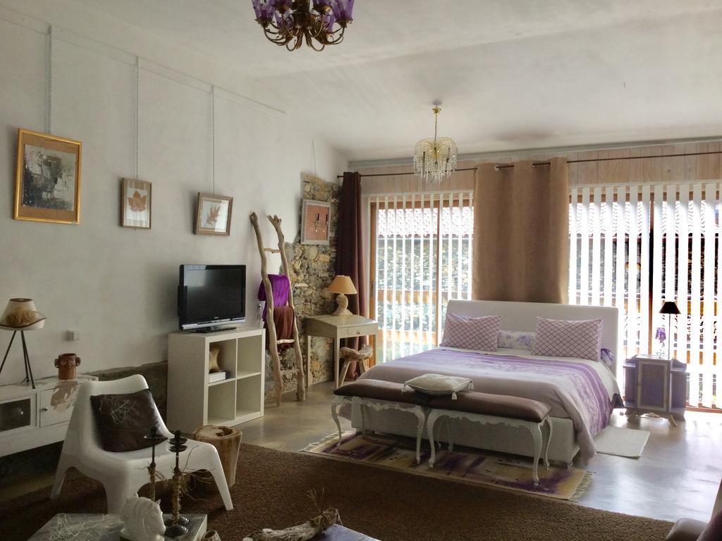Loft Atypique Bed and Breakfast Villeneuve-de-Rivière Exteriör bild