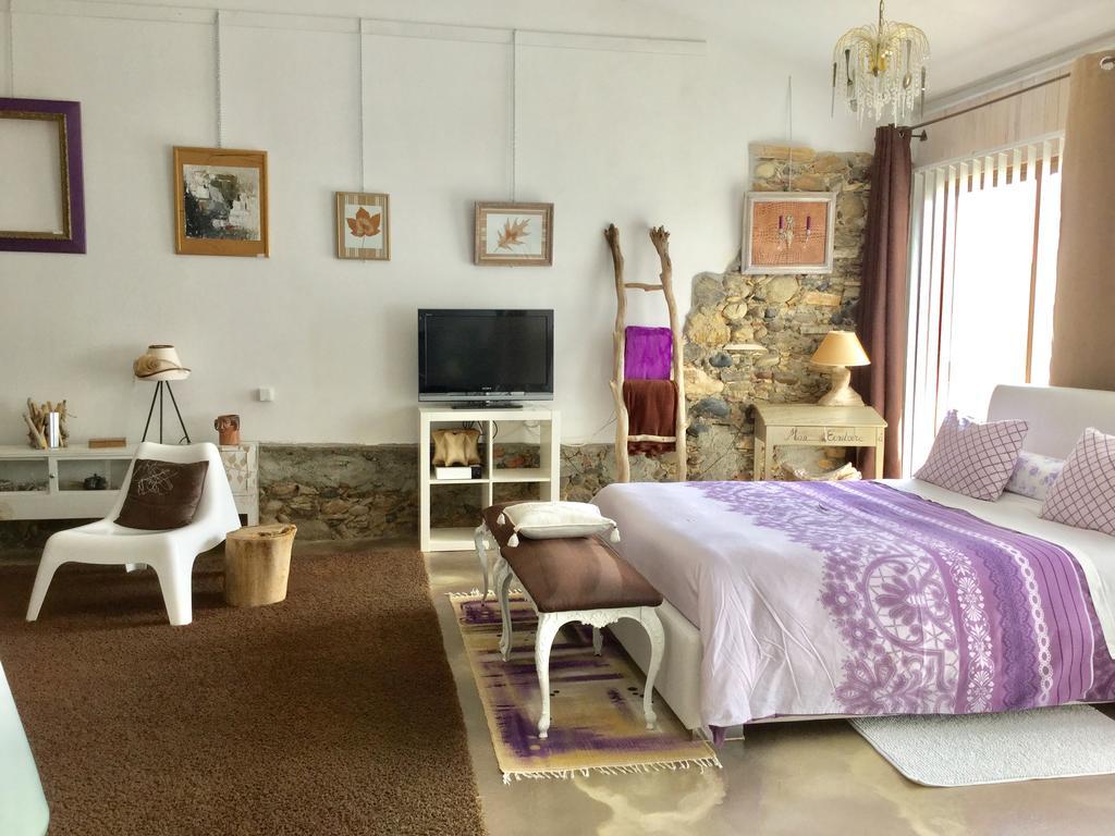 Loft Atypique Bed and Breakfast Villeneuve-de-Rivière Exteriör bild